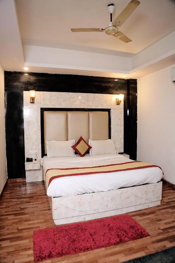 Hotel Plazzo Igi New Delhi Exterior photo